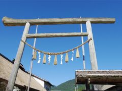 高倉神社へと続く鳥居。木造で細くて素朴。