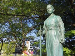 鶴ケ城の三の丸（県立博物館）、新島八重さんの像。