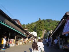 バスで移動し、飯盛山にやってきました。