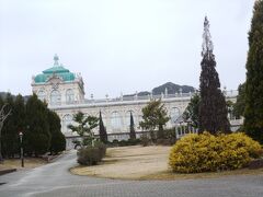 　有田ポーセリンパーク「のんのこの郷」のシンボルはドイツのドレスデン市にあるツヴィンガー宮殿を再現した建物です。