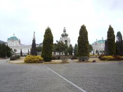 　有田ポーセリンパーク「のんのこの郷」のシンボルはドイツのドレスデン市にあるツヴィンガー宮殿を再現した建物です。中には、江戸時代から明治時代に輸出向けに制作された有田焼きや、古伊万里と言われる作品が展示されています。
　私もパーク内を散策、有田焼を鑑賞しました。