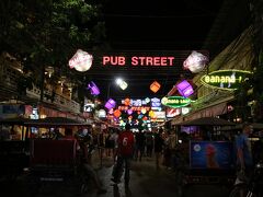 向かった先は、もちろん、パブストリート(^_-)-☆
2ドルだったんだけど、これが安いのか高いのか、わからない・・・
とりあえず、納得価格だったので、この先、2ドルで通しました。 