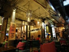 下調べしなかったけど、パブストリートは生ビールが、0.5ドルで飲めるお店がイッパイ～＼(^o^)／
不安だったけど、来てよかったぁ。って、この時点で、テンション上がってる（笑）
初日なので、キレイ目なお店を選んで「Khmer Family」 