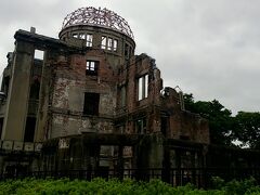 翌朝チェックアウトギリギリに目を覚まし、帰りの便まで市内観光です。
広島に来たら原爆ドームを見ずにはいられません。