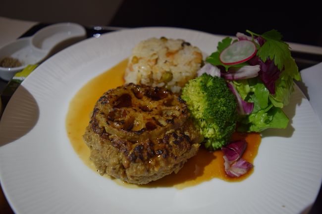 メインは和牛ハンバーグの蓮根挟み ホースラディッシュ入り照り焼き風ソース。<br /><br />レンコンのシャキシャキ感がいい感じのアクセント。<br /><br />そしておやすみ前にちょうどいい感じの量。お腹も膨れて眠くなりお休みなさいzzz～