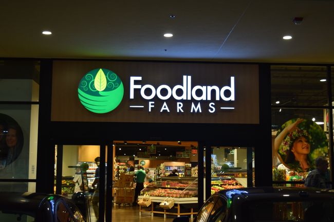 アラモアナショッピングセンターに来ました。フードコートでまずは腹ごしらえ。<br /><br />その後ロコブティックで子供達とパパの水着を購入。そして滞在中の食材の買出しです。<br /><br />新しくできたフードランドファームスにやってきました。