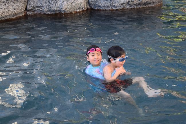 そしてさっそくプールでひと遊び。