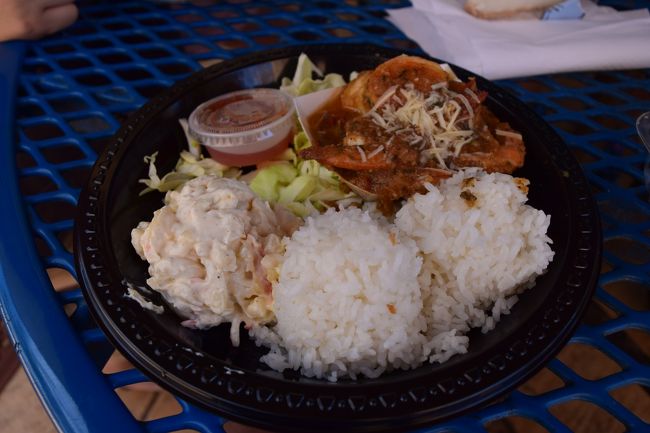 ランチはガーリックシュリンプのプレートランチ。大きなエビがたくさん入って、<br /><br />その上にのったチーズがアクセント。別添えのスイートチリソースをつけると<br /><br />エスニックなガーリックシュリンプに早変わり。タイ好きにはたまりません（笑）<br /><br />殻も向いてあるので手を汚さずにいただけます。隠れた一品です！<br /><br />ちなみにガーリックシュリンプを一つオーダーすると好きなパイが一つ付いてきます。