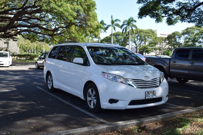 少し休んだらディスカバリーベイのアラモレンタカーへ。今回の愛車をピックアップ。<br /><br />TOYOTA SIENNA です。そして買い出しに出発。