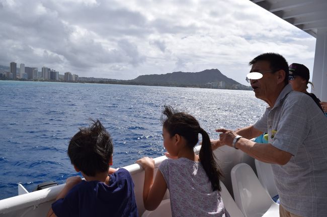 ヒルトンピアからシャトルボートに乗り、沖合にある潜水艦に向かいます。<br /><br />ワイキキ沖からワイキキの街並みを眺めたり、ダイヤモンドヘッドもいつもとは<br /><br />違った角度でみられます。ちょっとしたクルーズ気分が味わえます。