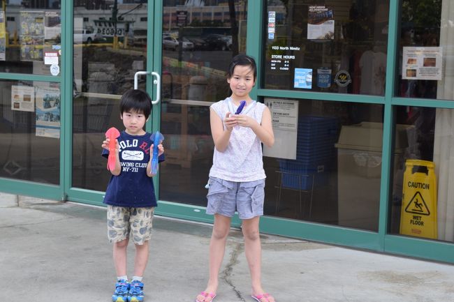 そして今年もお隣の釣り道具屋さんでイカの疑似餌を購入。<br /><br />数が増えて大きなイカファミリーとなりました（笑）