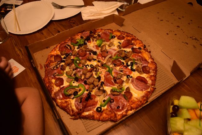 今日の夕食はラウンドテーブルピザで TO GO です。<br /><br />チーズたっぷりでアツアツのうまうまです。今日も楽しい一日でした。