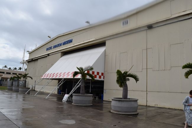まずは太平洋航空博物館です。<br /><br />真珠湾の米軍基地フォード島にある、飛行機の格納庫を改装してできた航空博物館です。