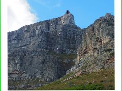 【テーブルマウンテンへの道】

遥か上に見えるテーブルマウンテンの頂上あるケーブルカーステーションが見えます...