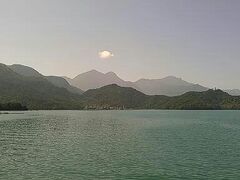 　日月潭観光
　日月潭は台湾八景の一つに挙げられている湖です。少し濁っていましたが、美しい水色の湖、景色でした。湖に浮かぶラル島から東が太陽、西が三日月に似ていることからつけられたそうです。

