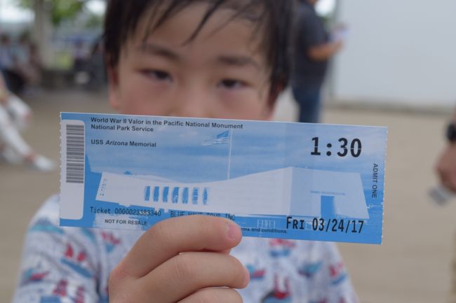 ランチの後はアリゾナ記念館へ。<br /><br />説明のフィルムを見てから、ボートで記念館に渡ります。