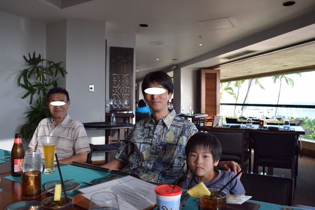 男3世代でパチリ♪パパはアロハでで正装です。