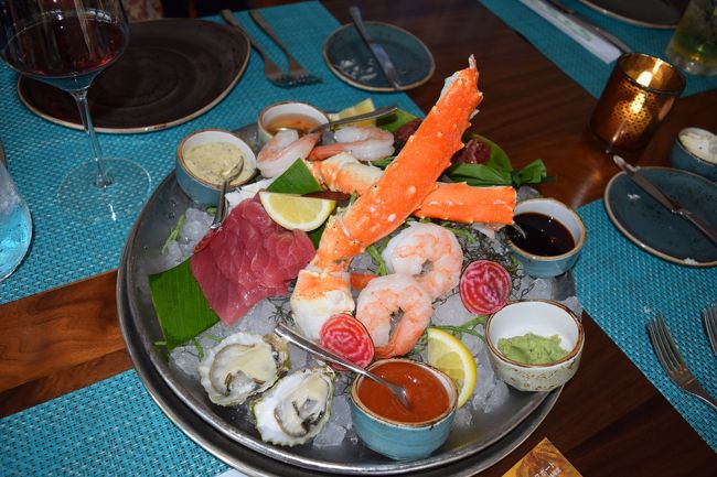 前菜はシーフードプラッター。新鮮な牡蠣やマグロなどの海鮮が並びます。<br /><br />ここのポキもとても美味しいです♪