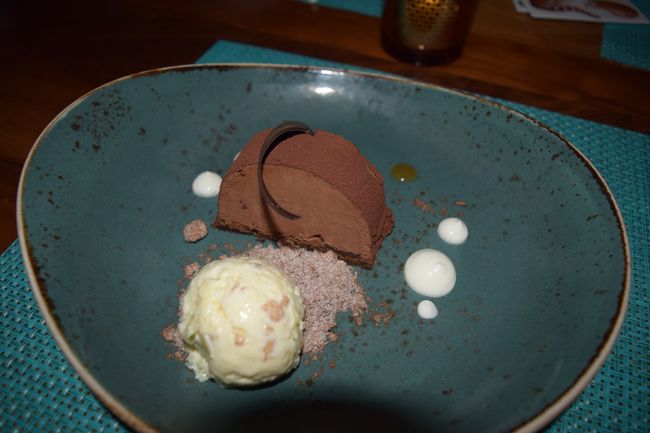 デザートその1<br /><br />ワイアルア産のカカオを使ったチョコレートケーキ。<br /><br />このレストラン、基本地産地消です。