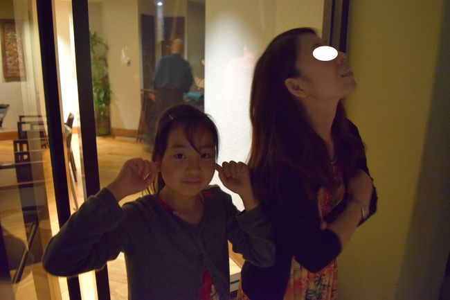 デザートも食べ終わるころ、外は陽も完全に沈み、暗くなりました。<br /><br />そう、今日は金曜日。ヒルトンでは花火が上がる日です。<br /><br />ちょうどこのレストランの真ん前で花火は上がります。ラナイから花火鑑賞です。<br /><br />大きな音が苦手な娘、もう耳を塞いで花火に備えます。