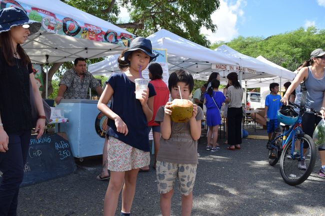息子はココナッツジュース。よく冷えていて美味しいです。<br /><br />混んではいましたがゆっくり歩いて見て回り、雰囲気を楽しむことができました。
