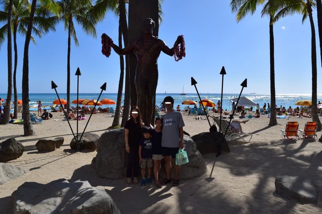 家族でデュークカハナモク像と一緒にパチリ♪　ザ・ハワイですな。<br />