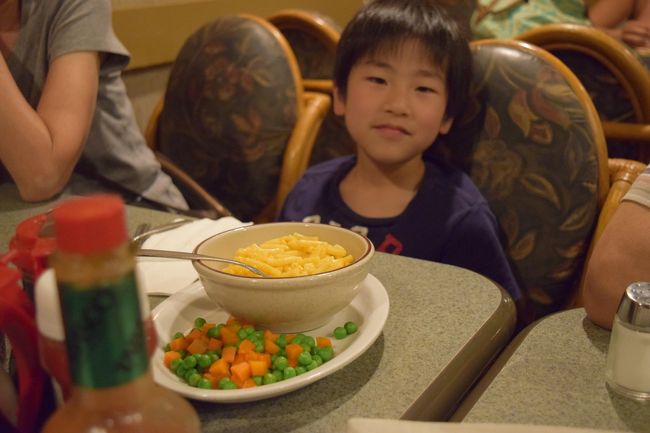 息子はケイキメニューからチーズマカロニ。チーズ好きの息子、嬉しそう。
