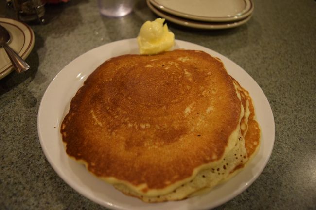 そしてやっぱりここに来たらパンケーキ。ホイップバターをたっぷり塗って<br /><br />ココナッツシロップをひたひたにかけていただきます。<br /><br />パパはここのパンケーキが大好き♪<br /><br />今日もお腹いっぱい頂きました。そしてオヤスミ～zzz<br />