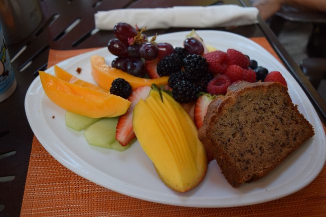 こちらはトロピカルフルーツプレート。新鮮なマンゴーやパパイヤ、ベリーがたっぷり。<br /><br />バナナブレッドも付いてきます。