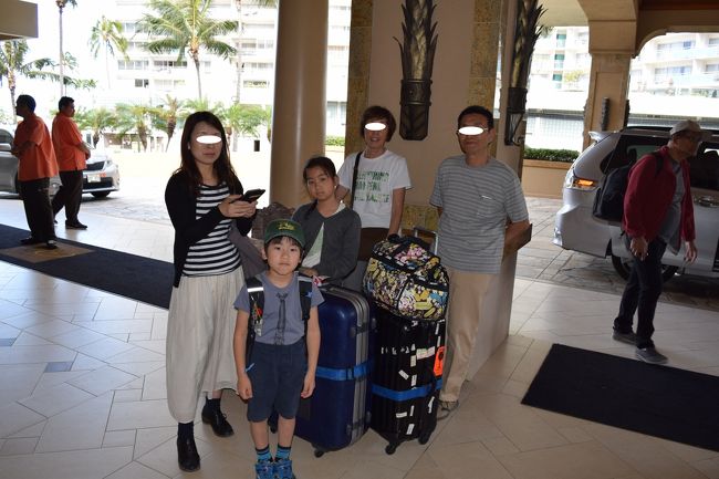 チェックアウトの時間になりました。<br /><br />スタッフの方々に見送られ、タクシーでホノルル空港に向かいます。