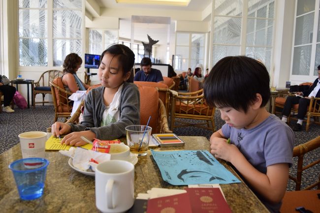 搭乗までラウンジで一休み。<br /><br />子供達、チェックインカウンターで頂いた塗り絵と迷路に興じてます。