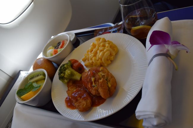 巡行高度に達したらミールサービスが始まります。<br /><br />こちらはチャイルドミールのチキンナゲットとマカロニチーズ。