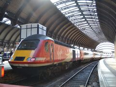 GR41800　London King's Cross0908→York1129

列車はヨークに定刻で到着。駅ナカのカフェで軽い昼食、街へ10分ほど歩きます。

イギリスの鉄道は、設備の所有・保守を国(National Rail)が、列車の運行を各私鉄会社が行っています。この列車はVirgin Trains運行。少し前まで成田にも飛来していた「バージンアトランティック航空」のグループ会社ですね。