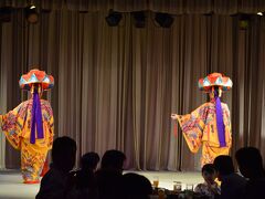 初日はホテル内のレストランで夕食です。
今回は沖縄のショーの見れるオーキットにしました。
お料理はバイキングスタイルです。沖縄の郷土料理が中心ですが種類が多く楽しく頂きます。デザートコーナーにはちんすこうもありました。

ショーは２０分位なのですが、子どもにも飽きない内容です。
最後は希望者参加型のショーもあります。我が家の子どもらは引っ込み思案なので前に出ませんでしたが、積極的なお子さんならより楽しめると思います。
