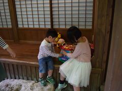 備瀬のフクギ並木を見に行きました。無料駐車場があるのですが、手前にトラップの有料駐車場があるのでご注意ください。フクギ並木近くに「無料」がありますよ。

その無料駐車場の階段を下りたところに「チャハヤブラン」というカフェがあります。海が見えるカフェです。今回は１５時過ぎだったせいかすでにお食事メニューは終了しておりカフェメニューを頂きました。ケーキとーっても美味しかったです。景色だけではなくおなかも満たされました。

ただ、外（バルコニー）で頂いたのですが海風が強くいろいろなものが飛んでしまい少々大変でした。

メインのフクギ並木今回は自転車は借りず徒歩で散策しました。
私は大満足でしたが、長女は「ただの散歩じゃん・・・」とあまり楽しくない様子でした。民家が多く途中トイレがなかなかないので幼子のトイレ時間には配慮が必要です。
