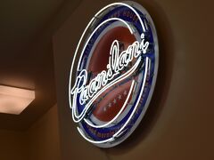 １３時半、遅めのランチパニラニでパンケーキを頂きました。
ここ、とても人気のパンケーキ屋さんらしく１時間も待ちました・・・観光客ももちろん多いのですが、沖縄の人もすごく多くてbillsの行列を思い出しました。
「呼び出したときに全員揃っていない場合キャンセルします。」と記載されていて離れるに離れなれない状況で並びます。しかも大通りに面しているため子どもたちからめは離せないし最悪でした。
店内は狭いは厨房も狭いしうまく回せてないようで案内までは勿論、オーダーがしてから出てくるまでの非常に時間がかかって大変でした。

味は・・・・びっくりするくらいふつーです。
パンケーキは沖縄で食べるものではないですね。