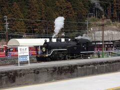 清水港から寸又峡・夢の吊り橋に向かう途中、千頭駅に立ち寄った
SLが見れるということで多くの人で賑わっていた