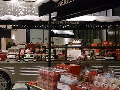 12月は最も忙しい時期。

仕事、もそうだけど、それ以外にノエル（クリスマス）の帰省のためのプレゼントを買ったり、パーティの準備をしたりで大忙しなんです。

とにかく、集まる人数分のプレゼントを各自用意しないといけないわけですから、出費もかさみます。

家族の間にも貧富の差があったりもするので、家庭によっては1個当たりのプレゼントの金額を決めているところもあるそう。。。

我が家はフランスに家族も親戚も誰もいないから、普段困ることが多いですが、この時だけは「良かったね」って感じです（笑）