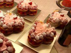 2017年2月14日

バレンタインデーってことを知らずに、なぜ今日は花束やケーキを持っている人が多いんだろうか？？？なんて思っていたら、よくよく考えたらこの日はバレンタインデーだったんですね～

もうバレンタインデーなんて関係のない生活を送っているからすっかり忘れてしまいました。それに、バレンタインデーってあんまり好きじゃありませんし。

でも、可愛らしいケーキが並んでいるので、楽しい時期でもあります。
ということで、我が家も自分たち用に購入（笑）

16区にあるルノートル、場所も凱旋門にほど近いし、味も上品で、パティスリーの中では夜遅くまでやっているので観光後にもお勧めです。（但し、この付近は昼夜関わらずカージャック犯がうようよしているので車で行く場合は要注意です。因みに、スリなどはいません。）