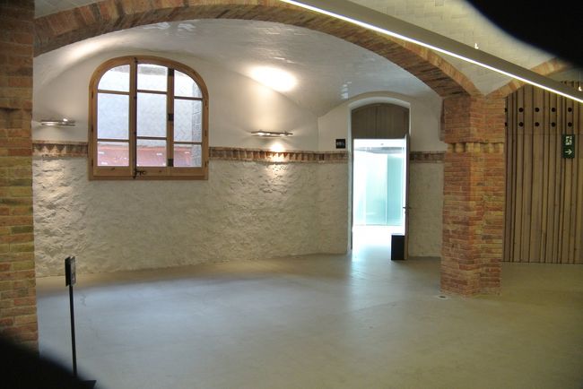 入り口は門を入って右側。<br /><br />荷物のチェックもありました。