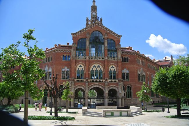 正面玄関の管理事務棟の建物です。