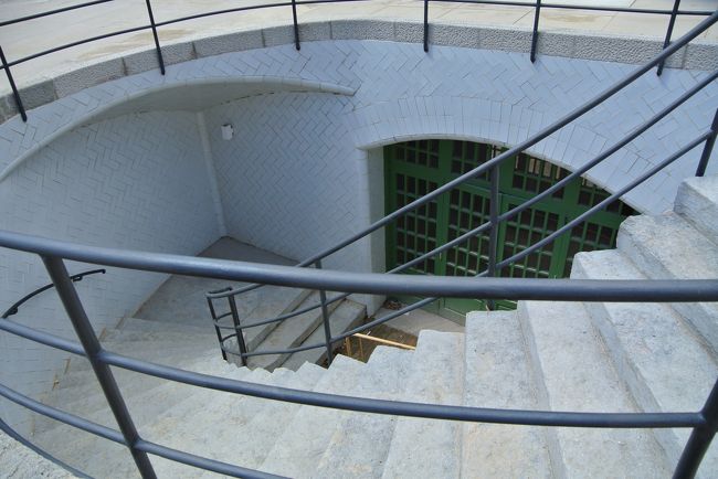 独立して見える建物は、地下で通路でつながっています。<br />