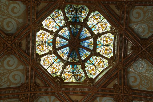 上を見上げれば、ステンドグラスが。