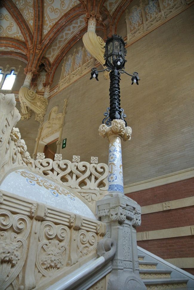 玄関ホールから二階へあがる階段。