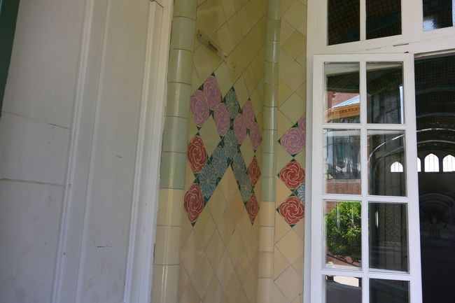 病棟の入り口。<br /><br />かわいらしいタイルですね。