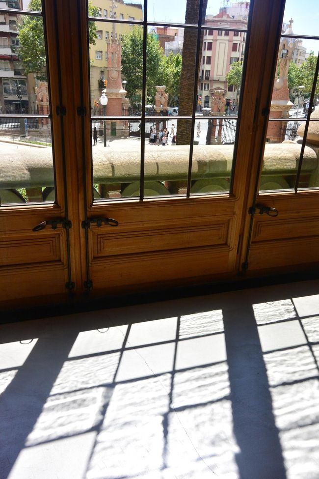 古い硝子の影は波を打っています。<br /><br />昔の板ガラスはゆがみがあって、味がありますね。<br /><br />