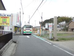 バスを降りようとして気づく…すみません安部文殊院はどちらに？
右だよ！そこ！