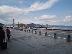 瀬戸内の島々へのターミナル港である高松港は、広いし設備も充実している。