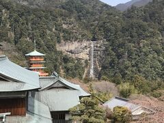 勝浦から２０分ほどで那智山へ
今回は年寄りがいるので￥800払って防災道路を利用
本堂の近くまで車で行けるので、階段400段登らなくていいのです
