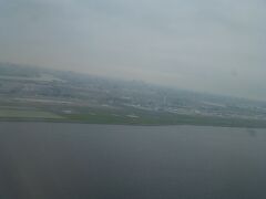 普段なかなか見ることのない飛行機を目にして興奮しつつ、
羽田空港を離陸しました。